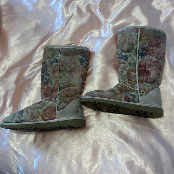 Uggs - Picture 1 of 2